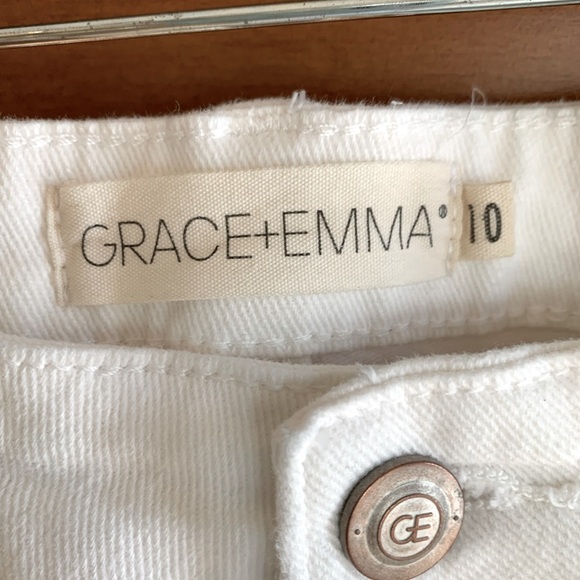 NWT Grace and Emma white jean shorts w frayed hem, size 10 - Picture 6 of 7